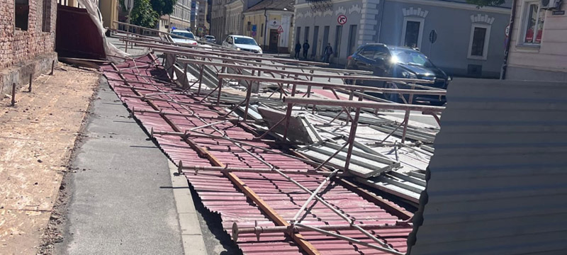 FOTO. Intervenție a pompierilor pe strada Ștefan cel Mare. Vântul a doborât schela metalică direct pe carosabil