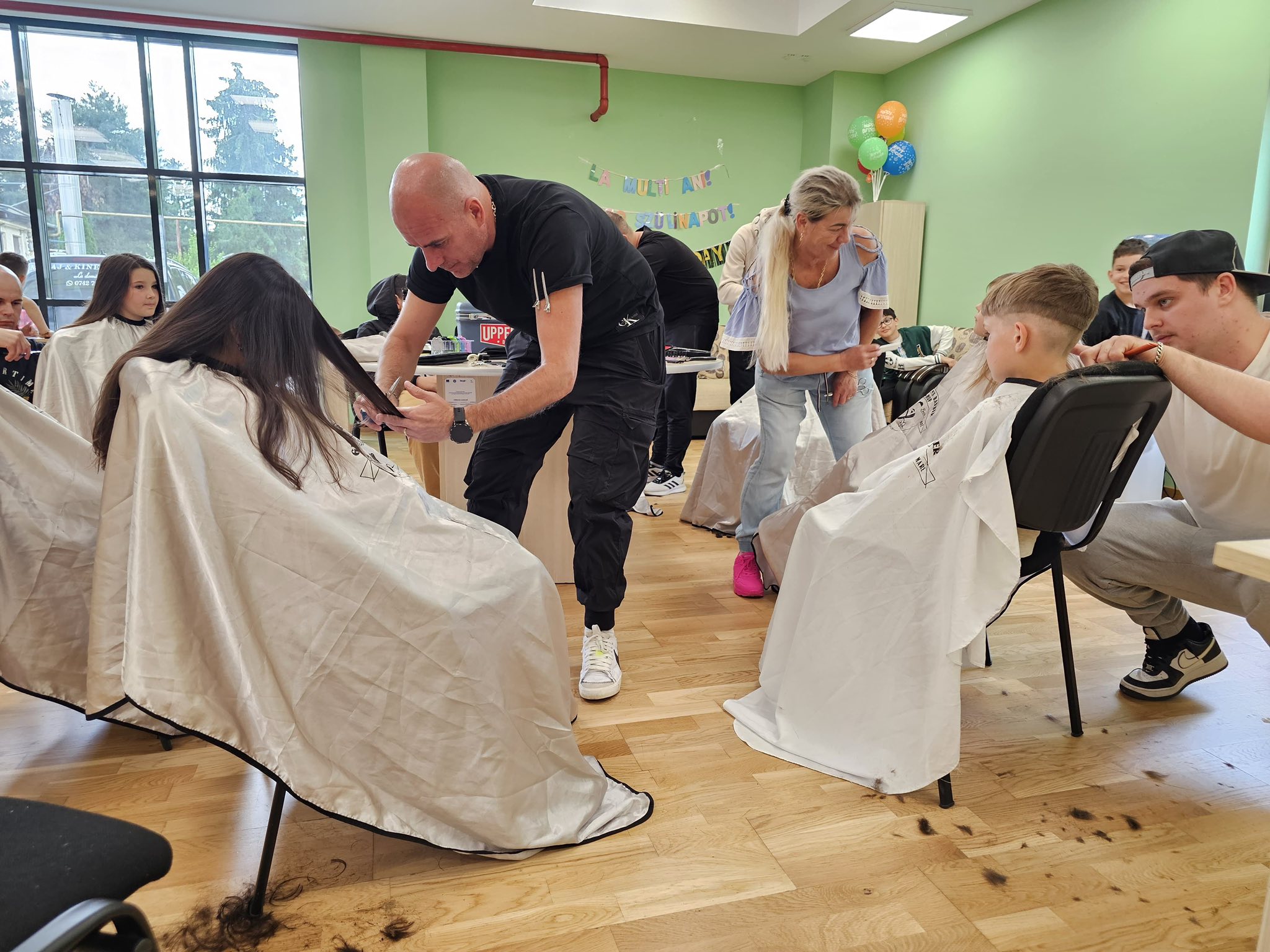 FOTO. Copiii nevoiași din Satu Mare au primit o tunsoare gratuită din partea unor frizeri cu suflet mare