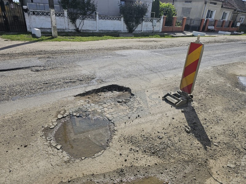 FOTO. Triunghiul Bermudelor de Satu Mare. Uite groapa, nu e roata. Drumul groazei!