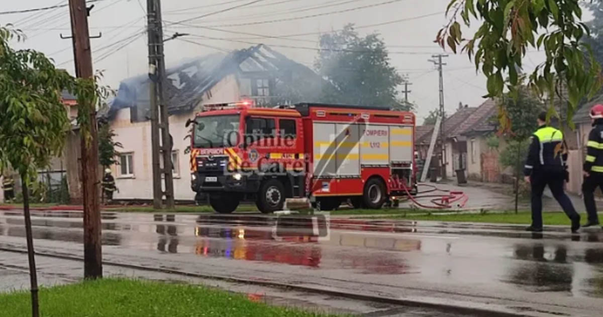 FOTO. Incendiu la o casă de locuit din Carei. Totul ar fi pornit de la o lumânare lăsată nesupravegheată