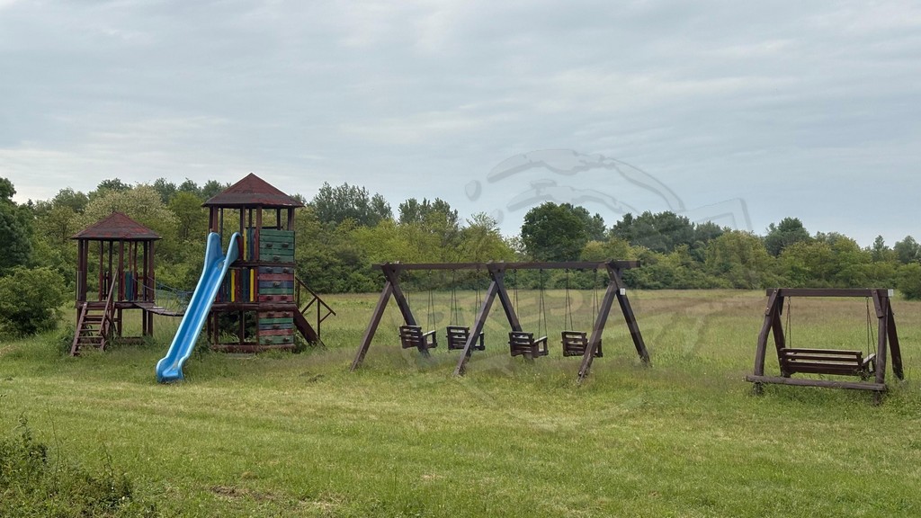 FOTO/VIDEO. Se întâmplă în județul Satu Mare: loc de joacă pentru copii, în mijlocul câmpului