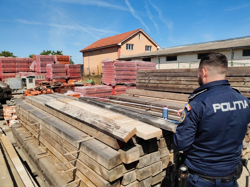 FOTO. Cum au încercat doi sătmăreni să scape de taxele pe lemne. I-au prins polițiștii. Controale și la depozitele din Satu Mare