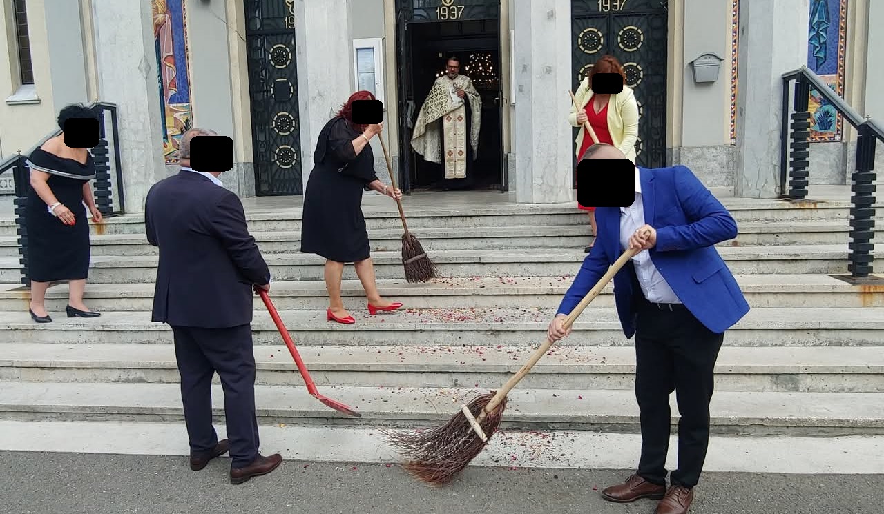 FOTO. Nuntași puși să măture scările Catedralei Ortodoxe din Satu Mare după cununie. Preotul regretă incidentul