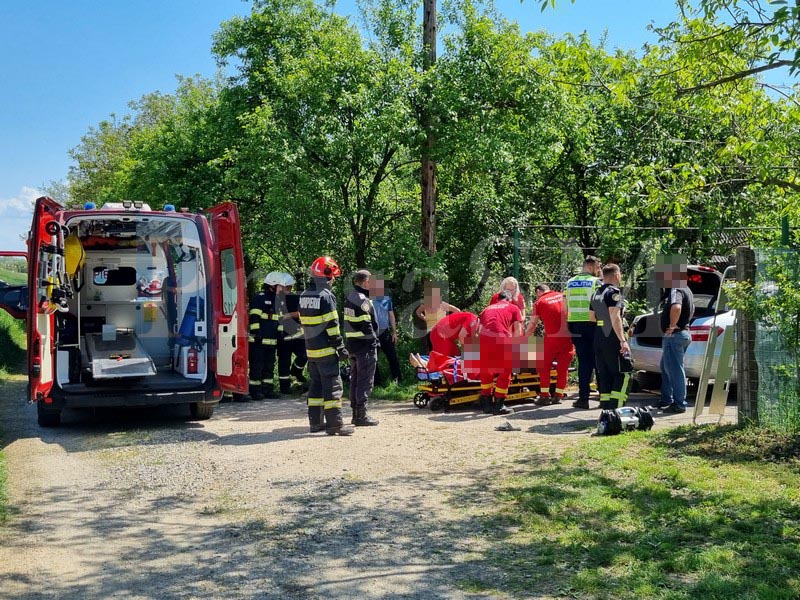 FOTO/VIDEO. Mașină căzută peste un bărbat în municipiul Satu Mare. Mai mulți sătmăreni au sărit să îl ajute