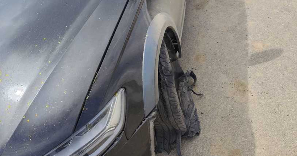 FOTO. Tânăr șofer, urmărit prin trafic de polițiștii din două județe din nordul țării. Nu l-au oprit nici focurile de armă. I-a venit de hac sistemul spike