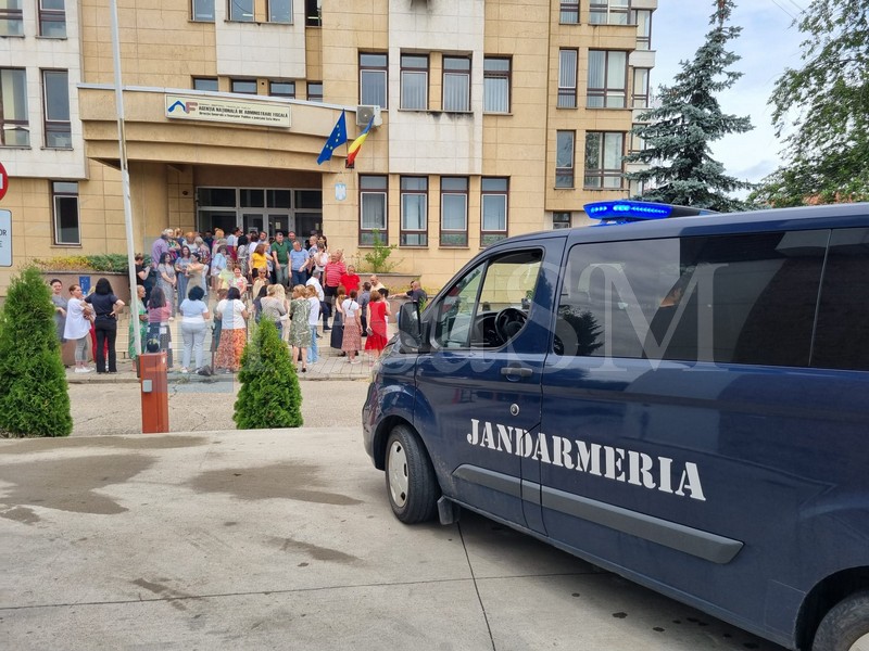 FOTO. Protest spontan la Finanțele din Satu Mare. Angajații, supărați pe ordonanța Guvernului