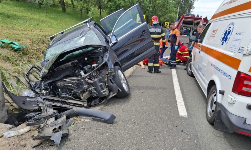 FOTO. Tragedie pe o șosea din țară. O fetiță și bunica ei au murit într-un accident rutier. Sora și bunicul, la spital