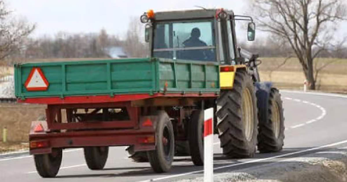Accident în județul Satu Mare. Bunicul a intrat cu tractorul în depășire și a luat cu el și o remorcă