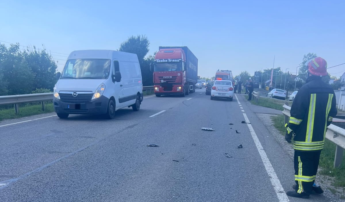 FOTO. Accident pe DN19, în apropiere de Decebal. Intervin pompierii și un echipaj medical
