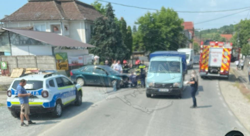 FOTO. Accident rutier la Orașu Nou. Trafic îngreunat pe Drumul Național 19