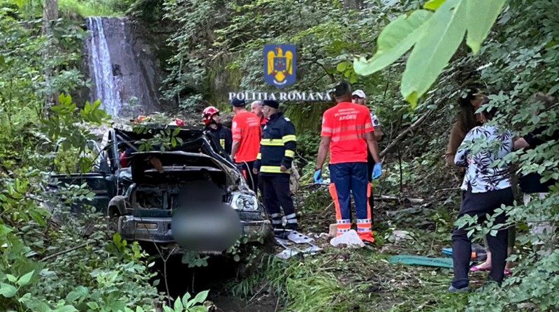 FOTO/VIDEO. Tragedie pe Transfăgărășan. Mașină prăbușită într-o râpă. Un bărbat a murit, fiul e în stare gravă