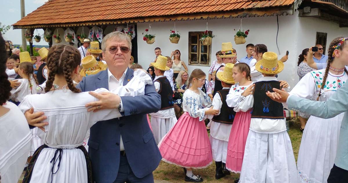 Mircea Govor, la festivalul "Danțu la Șură" : "Tradițiile nu vorbesc despre trecut, ci despre rădăcinile din care ne tragem forța"