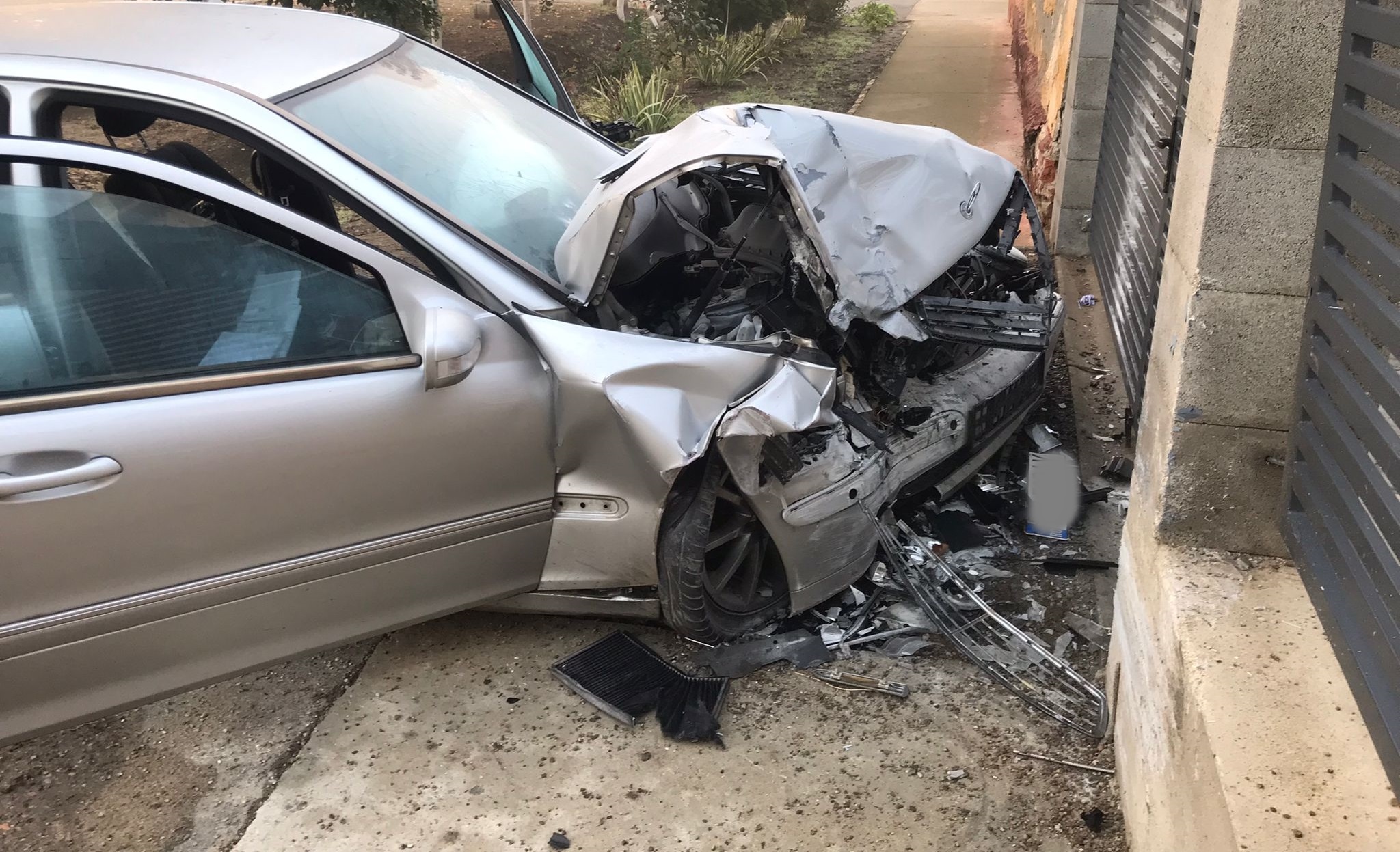 Un sătmărean beat la volan s-a oprit cu mașina, astăzi, în gardul școlii din Trip