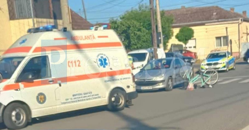 FOTO. Biciclistă lovită de mașină pe ”zebră” în municipiul Satu Mare. Tot ea a fost și amendată