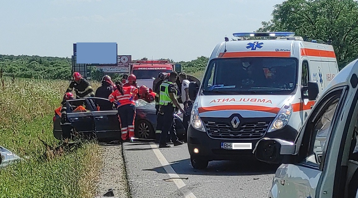 Accident pe DN 19A, la Rătești. Un șofer începător a intrat cu mașina în două autoturisme parcate