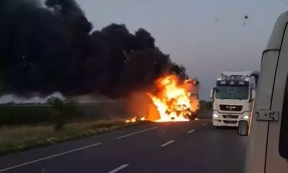 FOTO. Şofer carbonizat după ce un TIR şi o maşină s-au ciocnit frontal și au luat foc