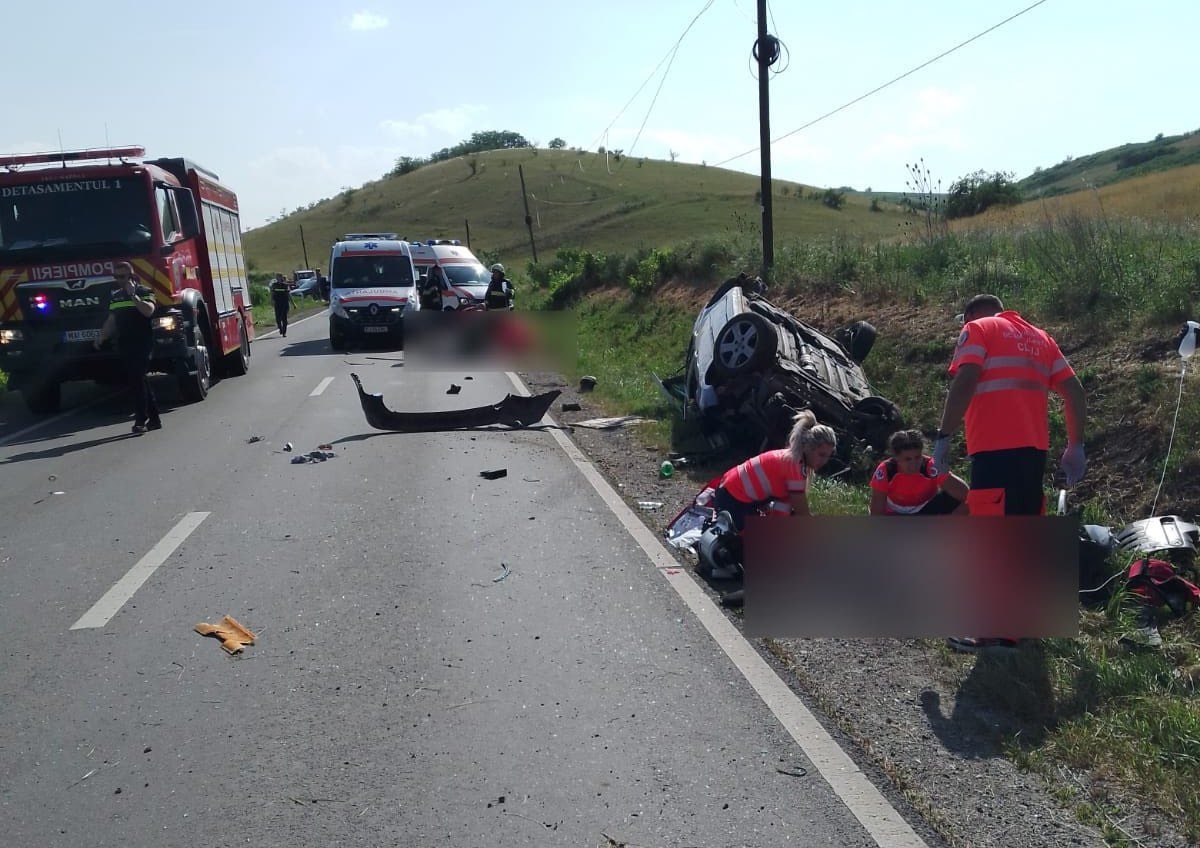 FOTO. Accident teribil: un bărbat a murit, o femeie este în stare critică. Victimele, aruncate din mașină