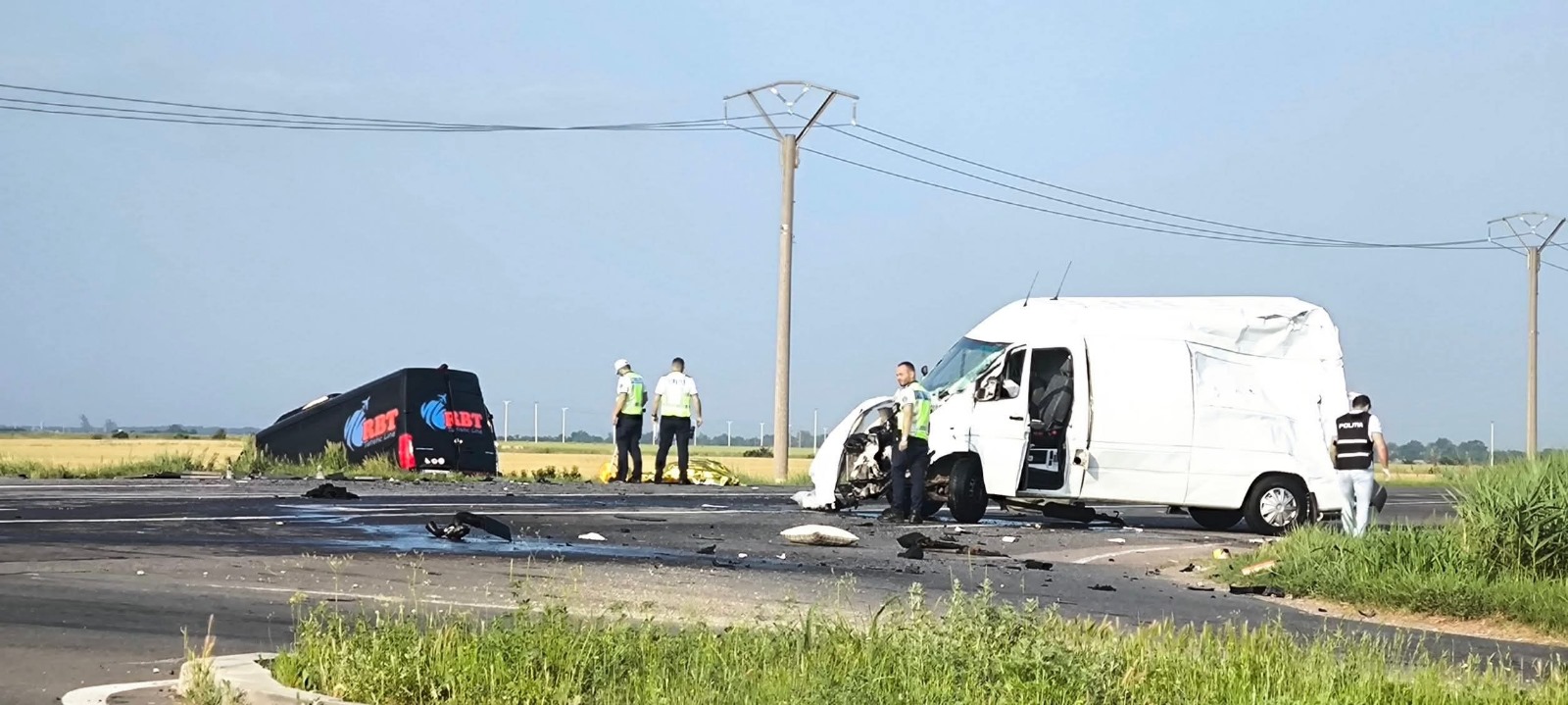 FOTO. Accident cumplit în țară. Un om a murit, alte 13 persoane au ajuns la spital