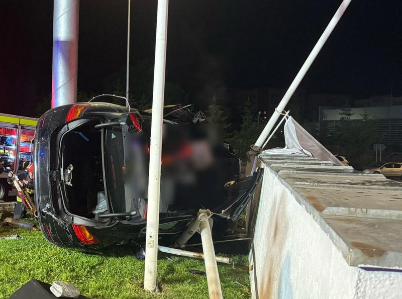 FOTO/VIDEO. Moarte cumplită pentru un bărbat din județul vecin. S-a oprit cu mașina într-un zid de beton, după ce a lovit alți trei stâlpi
