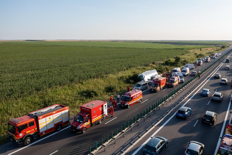 FOTO/VIDEO. Accident cumplit în țară. S-a activat Planul roșu. Un mort și mai mulți răniți, după ce un autocar plin cu copii s-a răsturnat pe autostrada