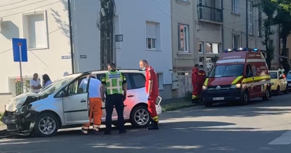 FOTO/VIDEO. Șoferiță la spital după accidentul din Satu Mare. Polițiștii explică cum s-a petrecut totul