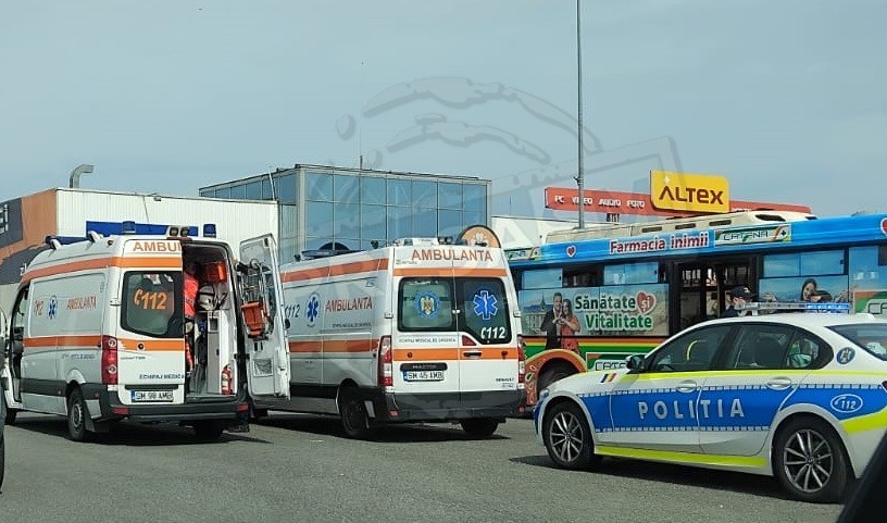 FOTO. Alertă în parcarea Auchan din Satu Mare: Femeie găsită în stop cardiac într-un autobuz Transurban