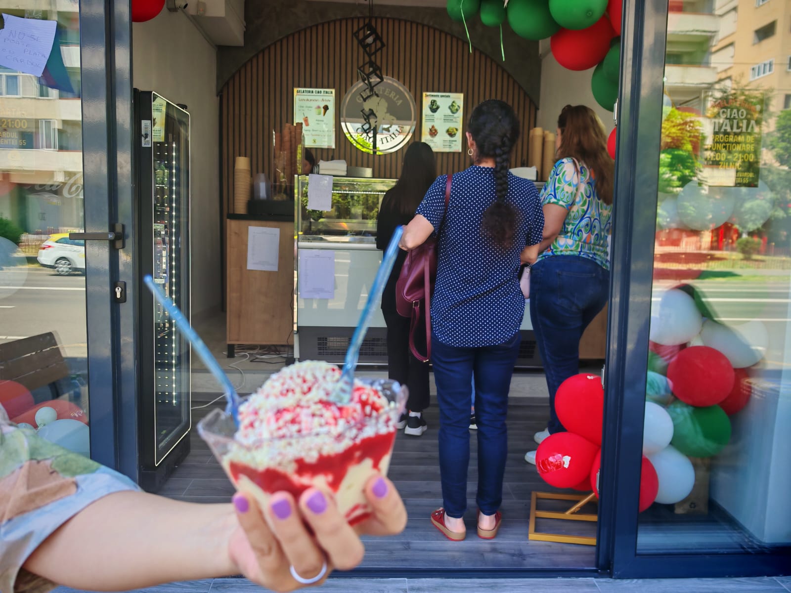 VIDEO. Spaghetele de înghețată, noua senzație a verii la Satu Mare! Cozi la Gelateria Ciao Italia
