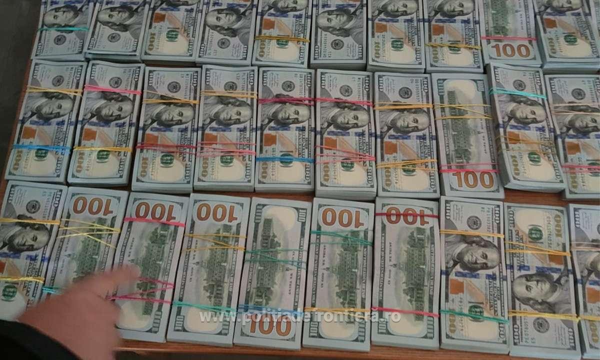 FOTO/VIDEO. Soț și soție, descoperiți de Poliție cu 1.4 MILIOANE de dolari ascunși pe corp