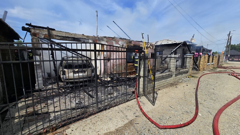FOTO/VIDEO. De la ce a pornit incendiul din Livada. Trei case distruse de flăcări, un autoturism a ars complet