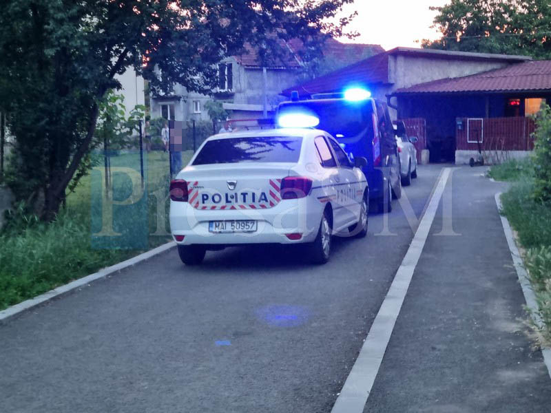 Un sătmărean a ieșit din mașină și a început să împartă pumni și palme