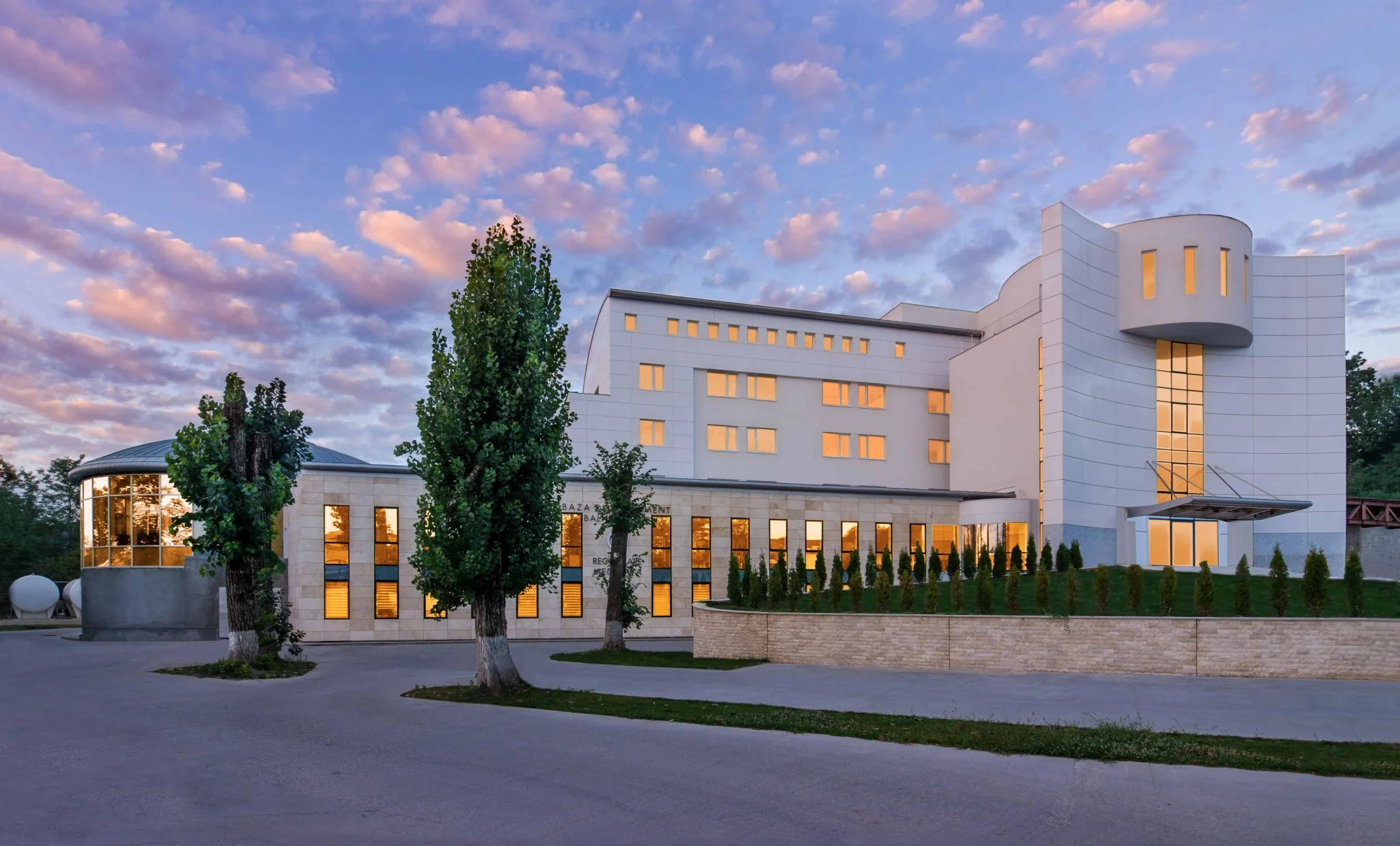 Ginecologia este specialitatea medicală care se ocupă cu sănătatea sistemului reproductiv feminin. Această ramură a medicinei studiază, diagnostichează și tratează afecțiunile care privesc organele genitale feminine, inclusiv uterul, ovarele, trompele uterine, vaginul și vulva