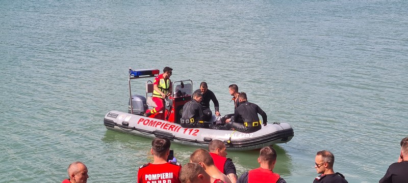 FOTO/VIDEO. Mobilizare la Iojib, după ce doi tineri s-ar fi înecat în lac. Scafandri și barcă cu sonar, în ajutorul salvatorilor