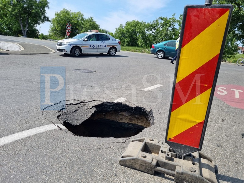 FOTO/VIDEO. Stradă surpată în municipiul Satu Mare. Polițiștii au închis circulația