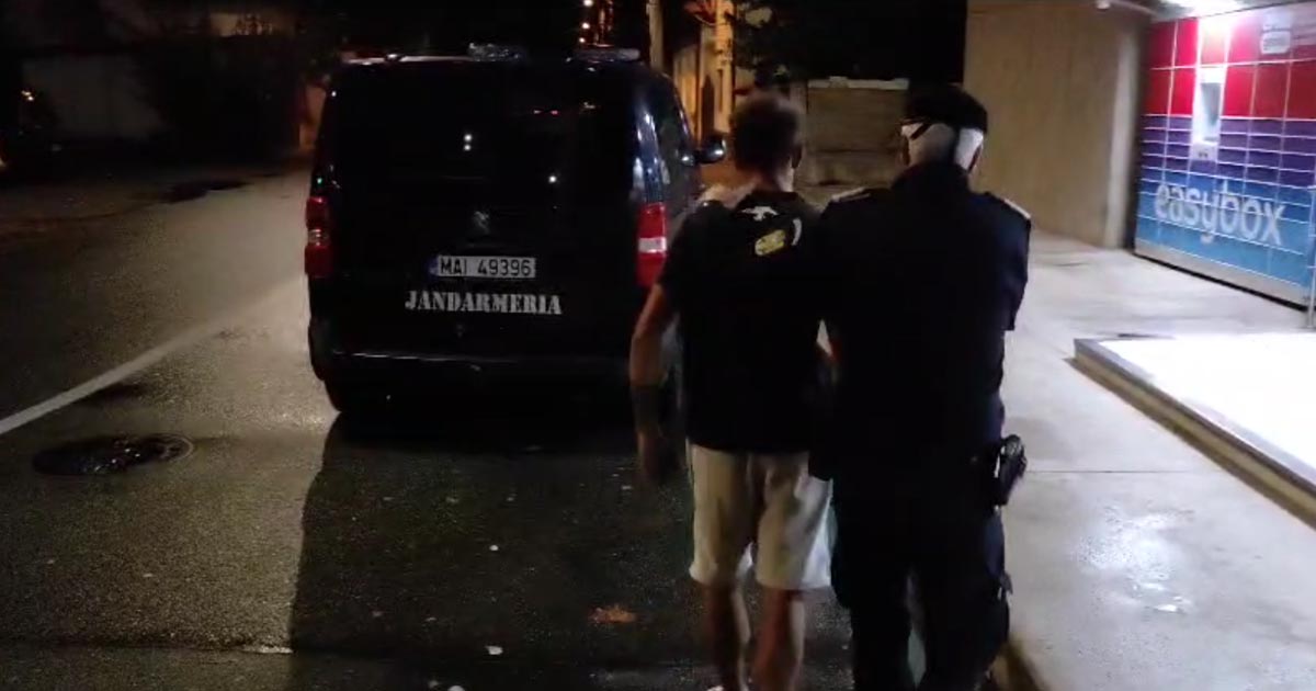 Tânăr sătmărean, prins de jandarmi cu droguri în rucsac. A fost predat polițiștilor