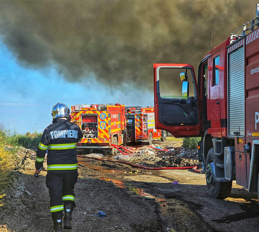 Incendiu la un atelier auto din Satu Mare. Risc de propagare la locuințe, din cauza vântului puternic