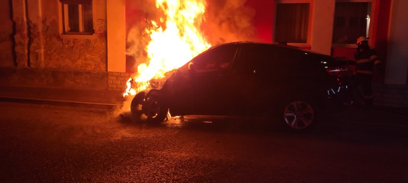FOTO. Incendiu violent în municipiul Satu Mare: autoturism făcut scrum în această dimineață