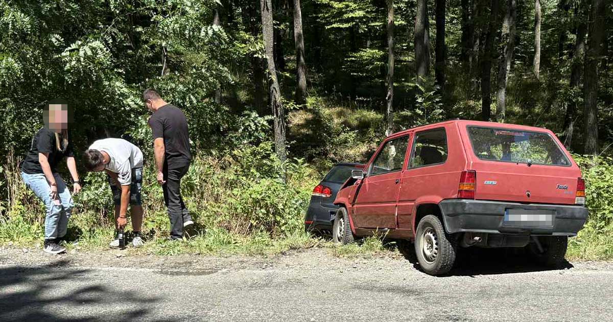 FOTO. Accident în județul Satu Mare. Două mașini au ajuns în șanț