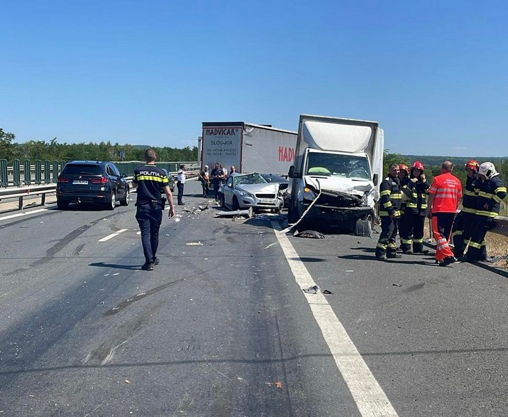 FOTO. Accident grav pe autostradă. 14 persoane rănite (trei copii) – șapte vehicule implicate