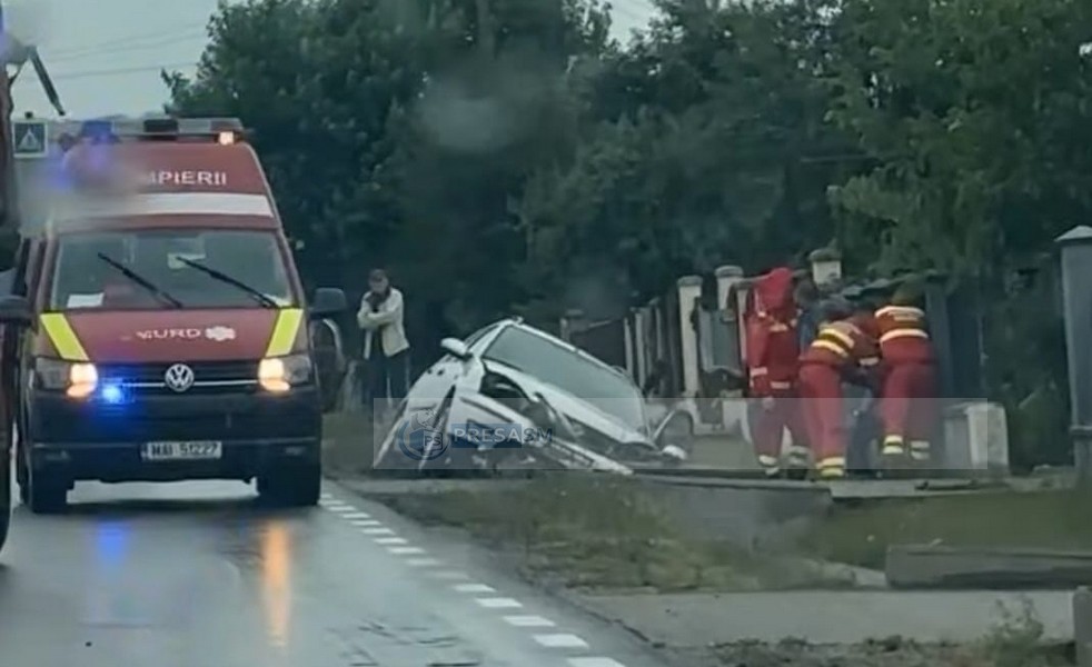 Șofer beat, urmărit de poliție prin Satu Mare. Mașina s-a oprit într-un șanț. Explicația: fantasmagorică   