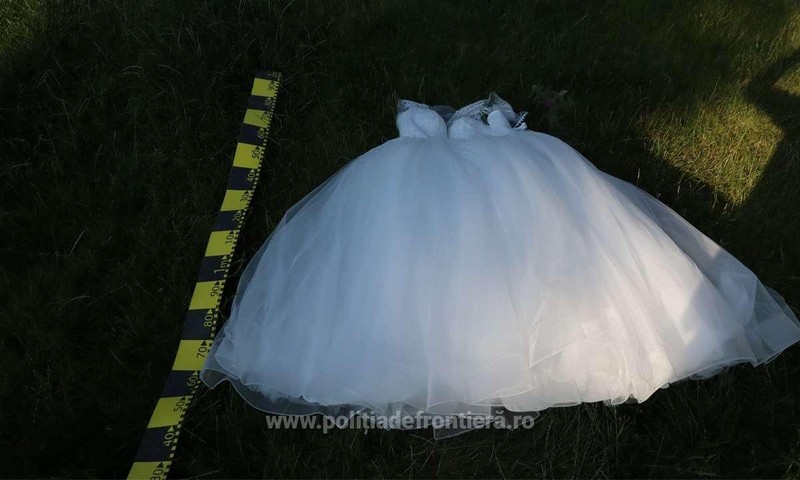 FOTO. Confiscate, înainte ca să ajungă cu ele la altar. Contrabandă cu rochii de mireasă la frontiera de nord a țării