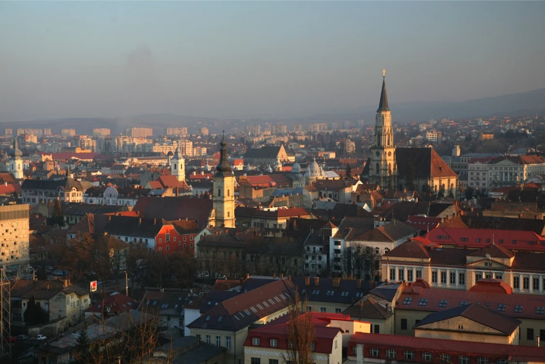 Achiziție imobiliară în Cluj pentru copilul student sau chirie și investiție în Satu Mare? Ce opțiune este mai avantajoasă în 2025