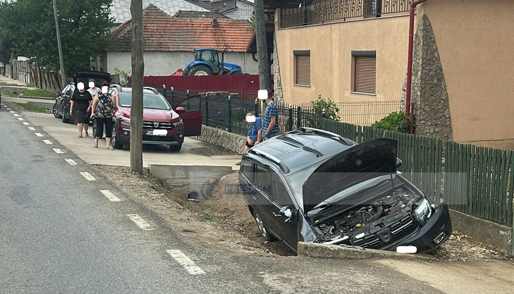 FOTO. Accident în județul Satu Mare: un autoturism a ajuns în șanț și s-a oprit într-un cap de pod