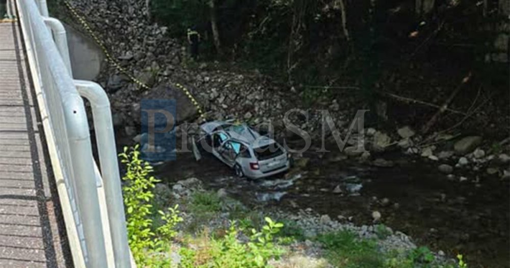 FOTO. Accident mortal! Un autoturism s-a răsturnat în albia unui pârâu, o persoană a decedat în județul vecin
