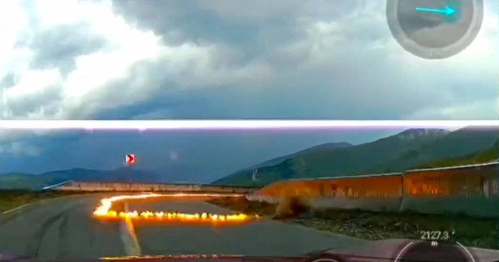 VIDEO. Imagini spectaculoase pe Transalpina: trăsnetul lovește la câțiva metri de mașină