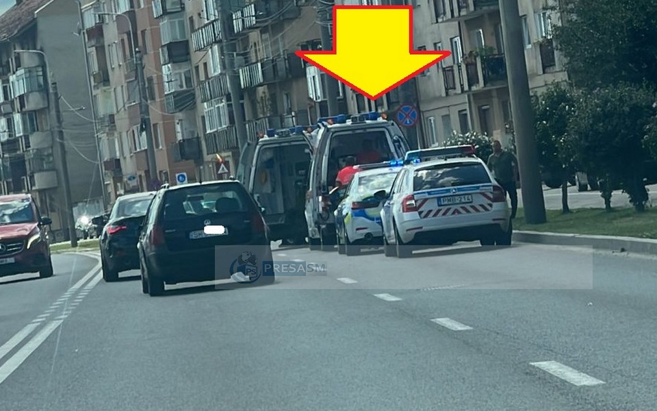 FOTO. Un șofer (72 ani) a lovit cu mașina o ambulanță, în municipiul Satu Mare