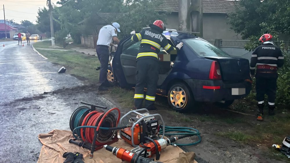 accident rutier masina in stalp descarcerare (2).jpg