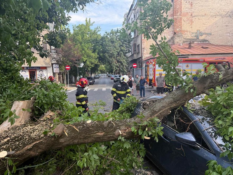 FOTO. Furtunile fac ravagii în țară. O femeie a murit, alte două persoane au ajuns la spital