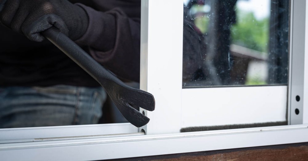 Sătmărean reținut de polițiști. A forțat geamul și a intrat într-un depozit. Pagubă de 10.000 de lei