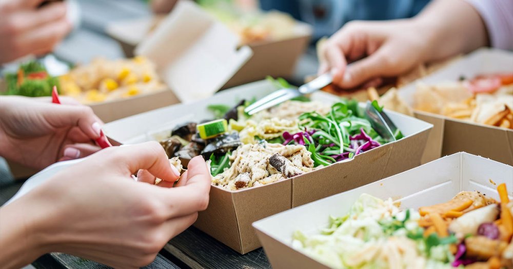 Mai bine aruncăm mâncarea decât să o luăm la pachet. Cum își explică românii gestul