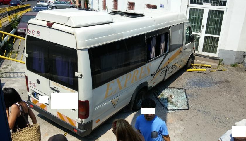 FOTO. Un microbuz a căzut de pe o pasarelă: 6 victime. Un sătmărean a făcut accident la scurt timp